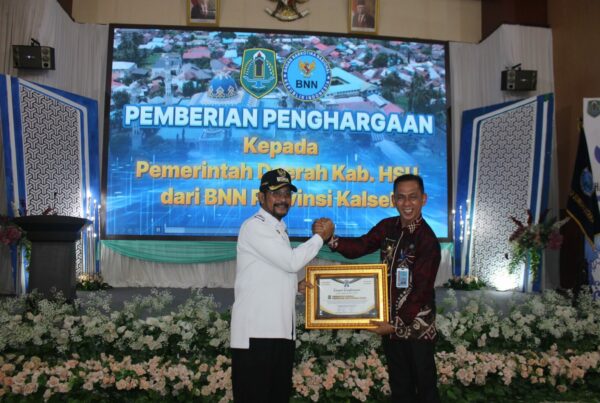 Pj. Bupati Hulu Sungai Utara Menerima Penghargaan Dari BNN Provinsi Kalimantan Selatan yang diserahkan Kepala BNN Kab. HSU